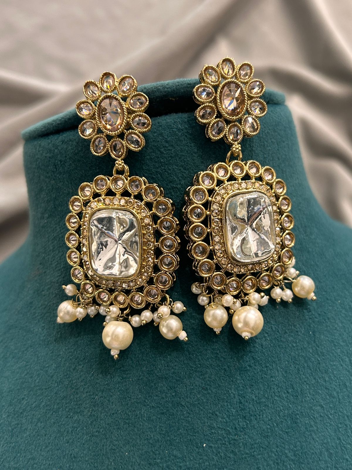 Antique Gold Kundan Necklace Set with Pearls & Earrings